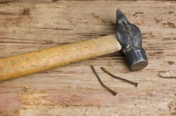 Hammer mit rostigem Nagel — Stockfoto