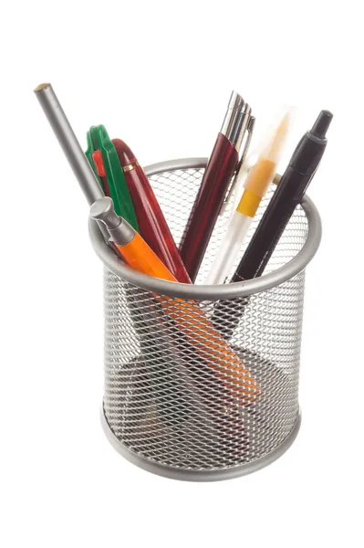 Cesta com canetas e lápis — Fotografia de Stock