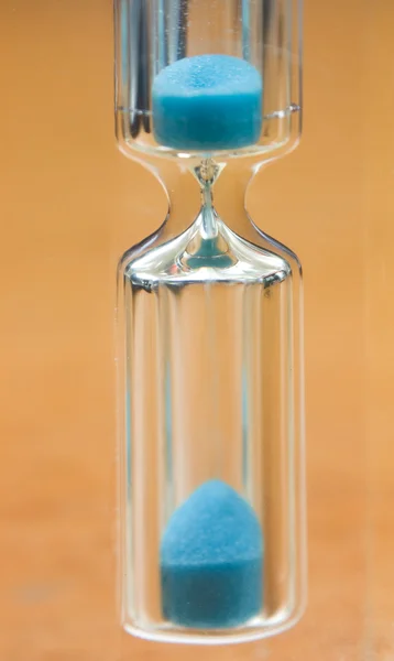 Песочные часы с голубым песком — стоковое фото