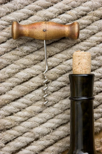 Corkscrew met een kurk en fles — Stockfoto
