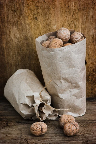 Nötter i papperspåsar — Stockfoto