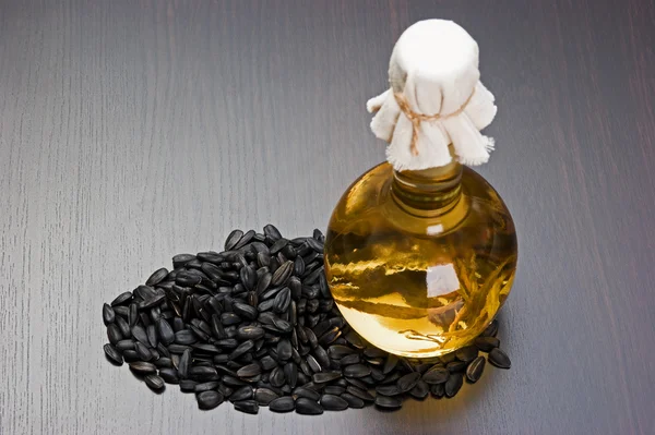Garrafa de óleo vegetal e sementes de girassol — Fotografia de Stock