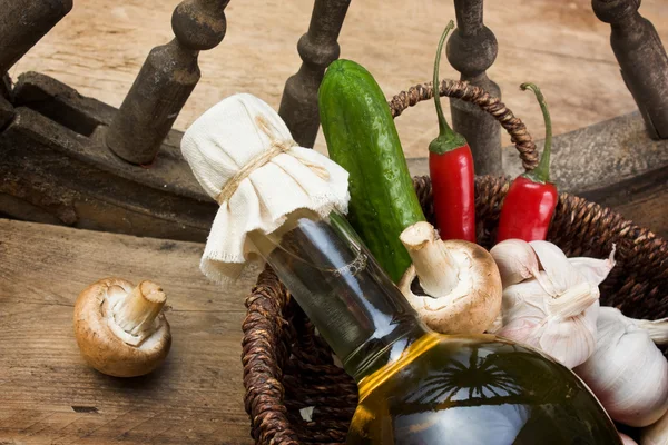 Botella de aceite de girasol y verduras —  Fotos de Stock