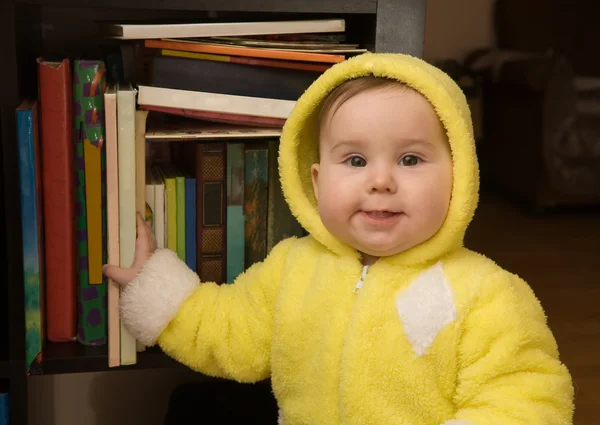 黄色的连衣裙和书柜的可爱的小宝贝女孩 — 图库照片