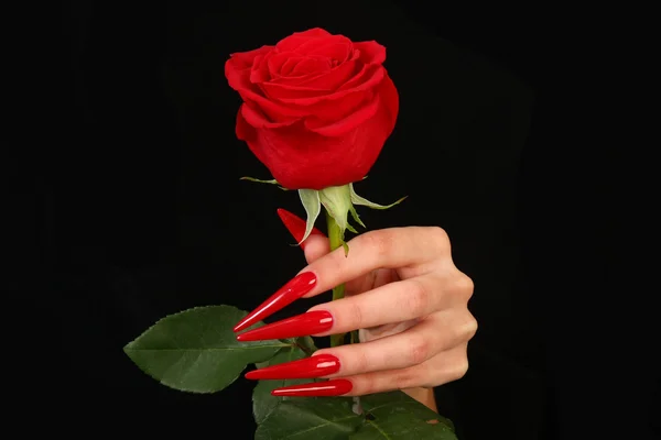 Naglar mänskliga fingrar med lång nagel och vackra manikyr isolerad på — Stockfoto