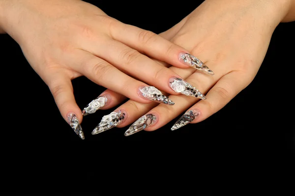 長い指の爪と黒に分離された美しいマニキュアと指 — ストック写真