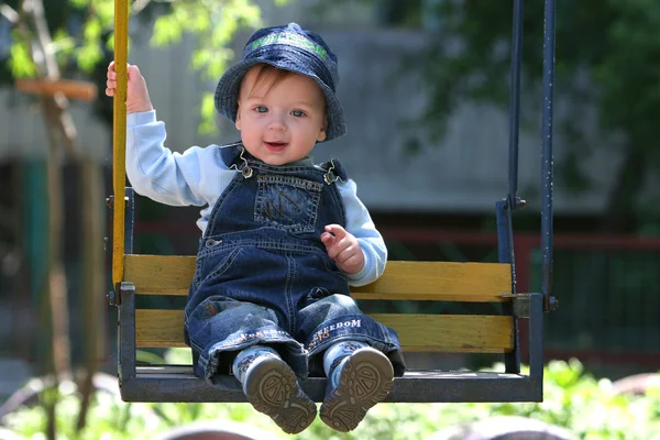 salıncağa oynarken sevimli küçük çocuk