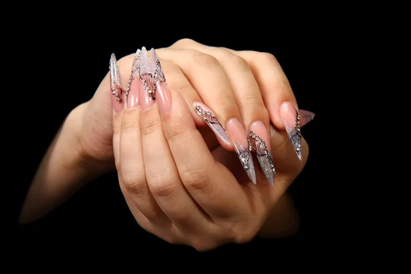 Ludzkie palce z długim paznokciem i piękny manicure na czarnym tle — Zdjęcie stockowe