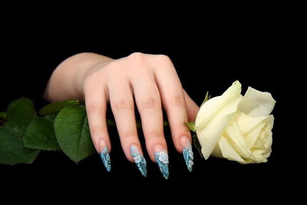 Человеческие пальцы с длинным ногтем и красивым маникюром, изолированным на черном — стоковое фото