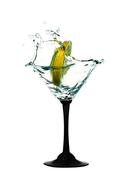 Vatten kronan i cocktail glas — Stockfoto