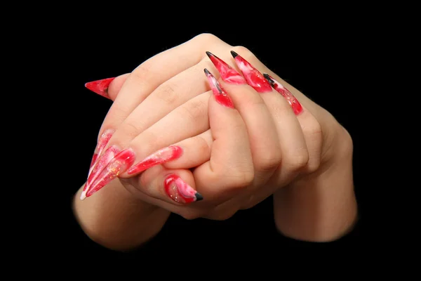Ανθρώπινα δάχτυλα με μακρύ νύχι και όμορφο μανικιούρ απομονώνονται σε μαύρο — Φωτογραφία Αρχείου