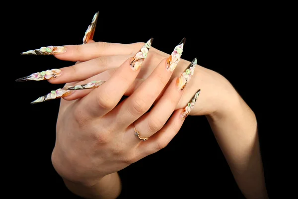 Человеческие пальцы с длинным ногтем и красивым маникюром, изолированным на черном — стоковое фото