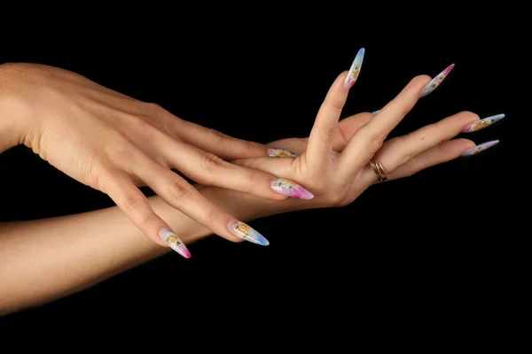 Людські пальці з довгим нігтем і красивим манікюром ізольовані на чорному — стокове фото