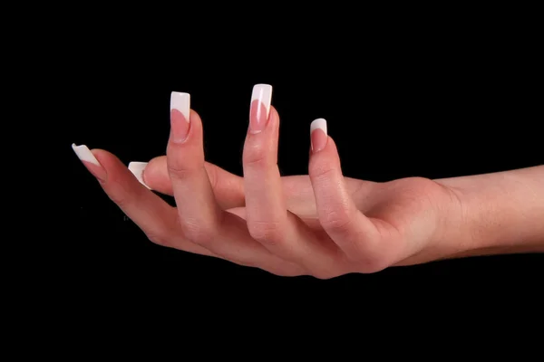 Ludzkie palce z długim paznokciem i piękny manicure na czarnym tle — Zdjęcie stockowe