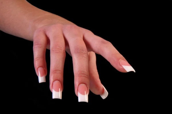 Dedos humanos com unhas longas e bela manicure isolado em preto — Fotografia de Stock