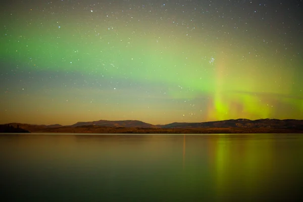 Luci settentrionali specchiate sul lago — Foto Stock