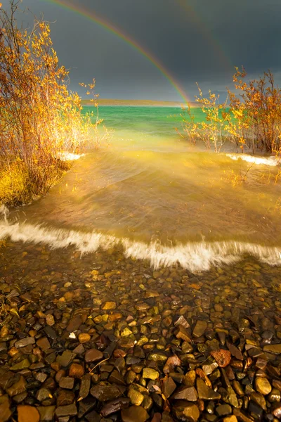 Rainbow i ciemne chmury nad dużym jeziorem — Zdjęcie stockowe