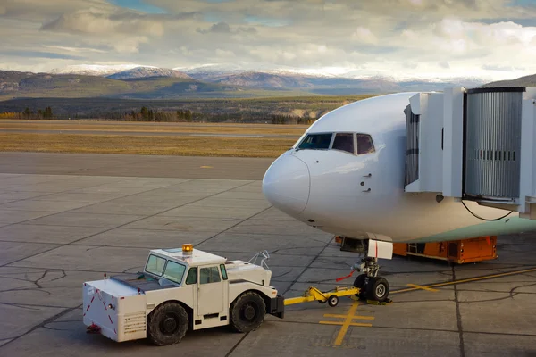 Пристыкованный самолет готов к посадке — стоковое фото
