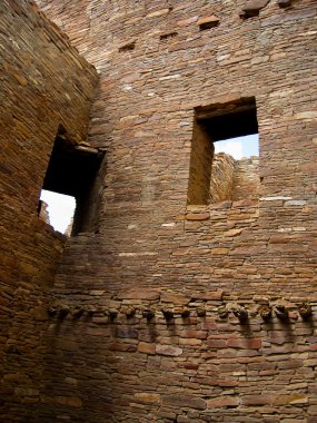 chaco Kanyonu, nm, ABD, atalarının yerli Amerikalıların batık anasazi Kültür Merkezi pueblo palamut kumtaşı tuğla pencere açılış ile duvar berbat.