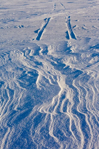 Schneeverwehungen Über Autoreifenspuren Tiefschnee — Stockfoto