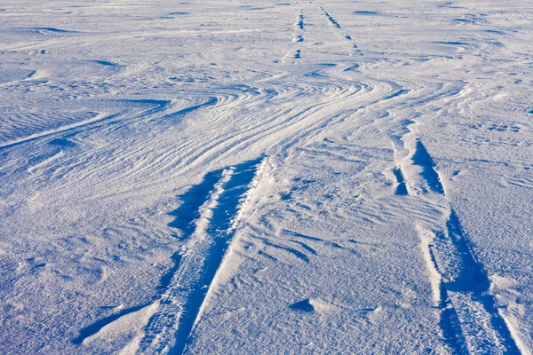 Снігопад Над Автомобільною Шиною Колії Глибокому Снігу — стокове фото