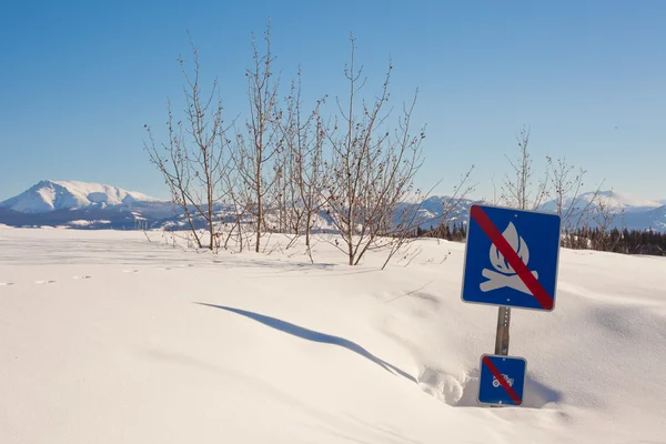Rüzgârla oluşan kar yığını içinde komik tabela — Stok fotoğraf