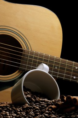 kupa kahve tarçın ve gitar siyah fasulye