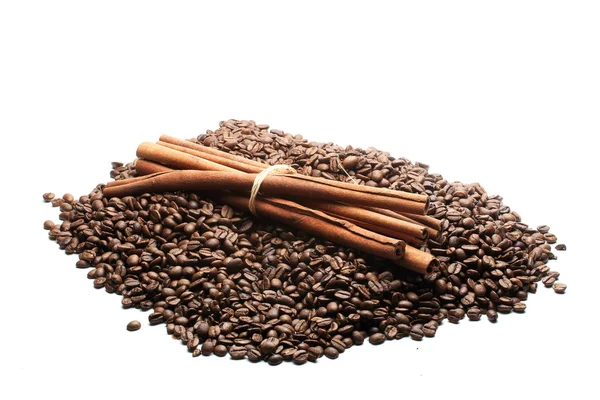 コーヒー豆のヒープにシナモンの棒 — ストック写真