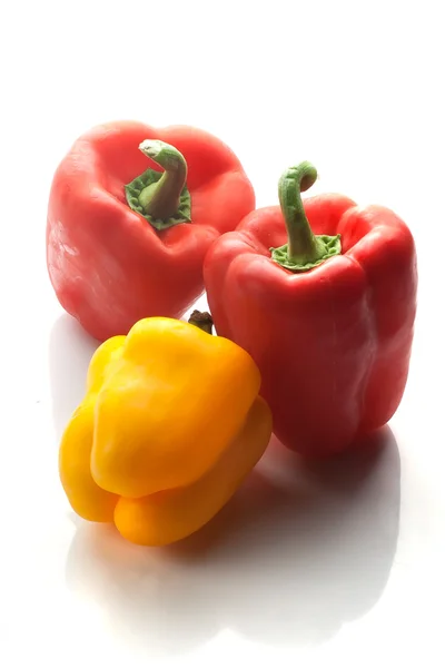 Twee rood en een gele paprika — Stockfoto