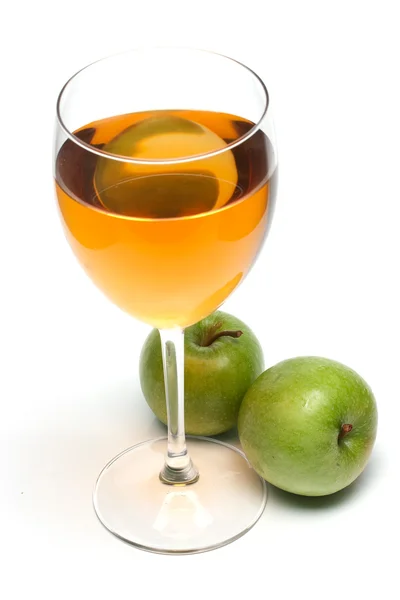 Vaso de jugo y dos manzanas —  Fotos de Stock
