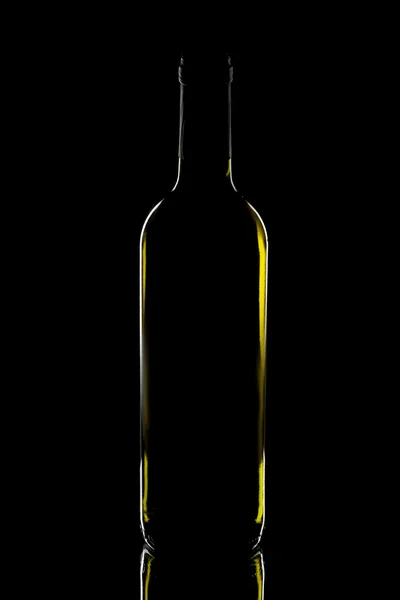 葡萄酒瓶上黑的背景 — 图库照片