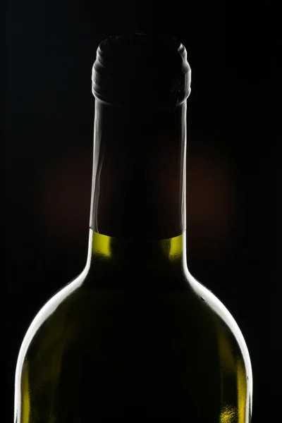 葡萄酒瓶上黑的背景 — 图库照片