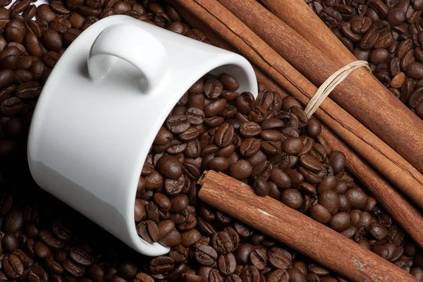 A szemes kávé fahéj rúd fehér bögre — Stock Fotó
