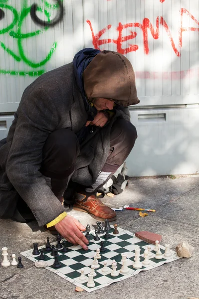 Homeless chess master playing chess — Stock Photo, Image