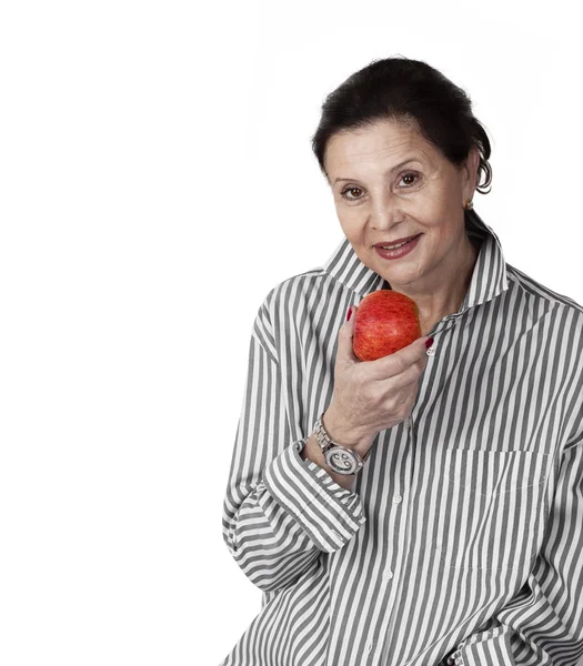 成熟的女人微笑与红苹果白色背景的特写 — 图库照片