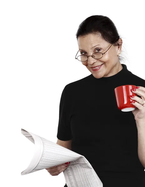 Frau Blickt Auf Zeitung Und Trinkt Kaffee Vor Weißem Hintergrund — Stockfoto
