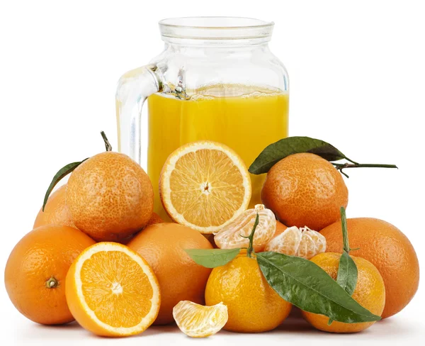 鲜橙汁和只是挑橘子 — 图库照片