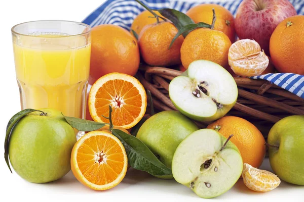 Frischer Orangensaft Und Frisch Gepflückte Orangen Mandarinen Und Äpfel — Stockfoto