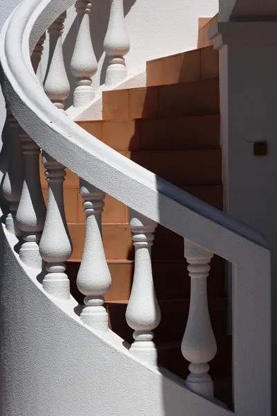 Espiral escaleras blancas afuera en el aire fresco — Foto de Stock