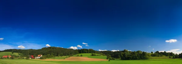 Sommerliche Landschaft in Deutschland mit blauem Himmel und Bergen — Stockfoto