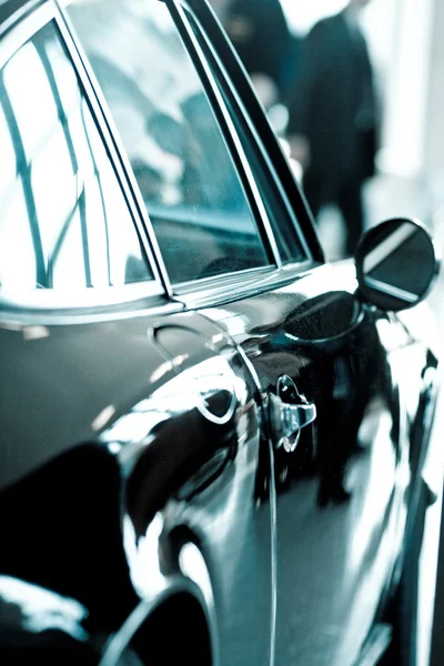 Φωτογραφία af τρέχουσα σύγχρονου αυτοκινήτου σε ωραίο χρώμα — Φωτογραφία Αρχείου