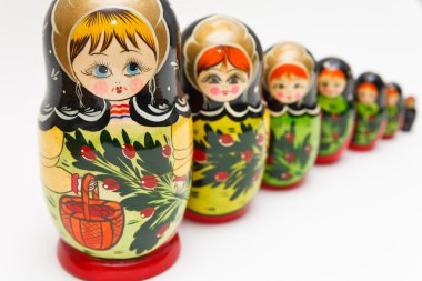 Rusça matryoshka bebek beyaz zemin üzerine