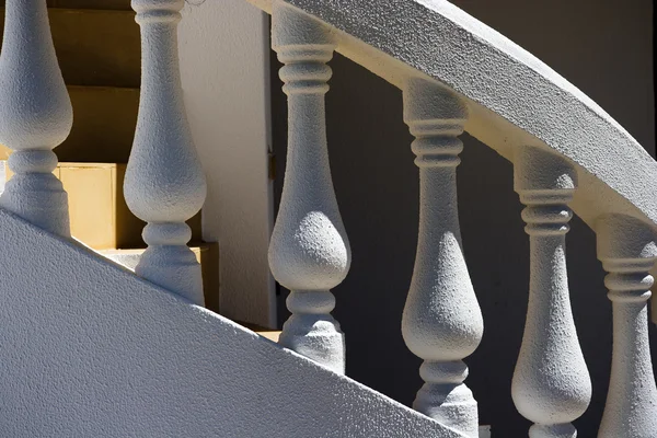 Dışarıdaki beyaz spiral merdivenlerde temiz hava — Stok fotoğraf