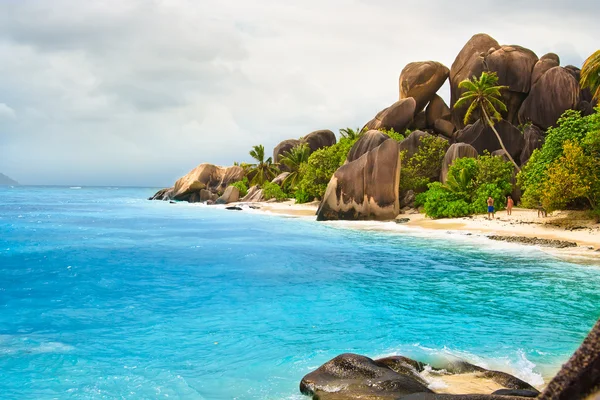 Het strand met wit zand op de Seychellen — Stockfoto