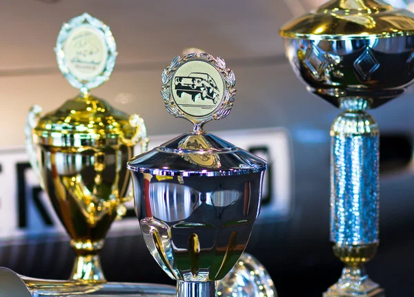 Troféu para ganhar uma corrida de carro ou medalha em segundo plano com um Automo — Fotografia de Stock
