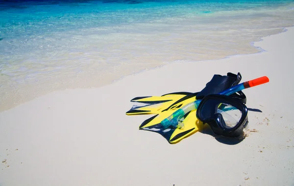 Diving Mask with fins on beach — Stock Photo, Image