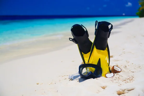 Dykning mask med fenor på stranden — Stockfoto