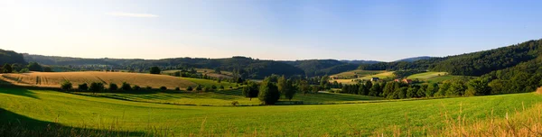 Sumer landskap i Tyskland med blå himmel och berg — Stockfoto