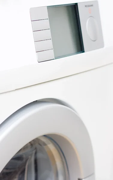 Белая стиральная машина с большим ЖК дисплеем — стоковое фото