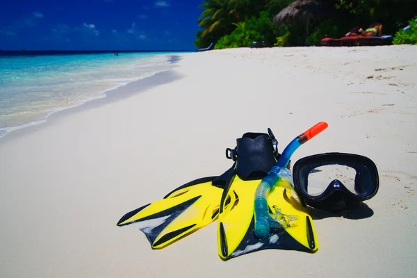 Diving Mask with fins on beach — Stock Photo, Image